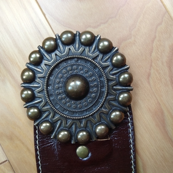 😊 Brown patent leather belt with a round buckle - Picture 5 of 6